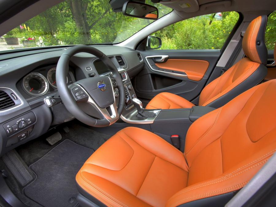  Volvo S60 T5 2010 года  (US) (фото 4 из 7)